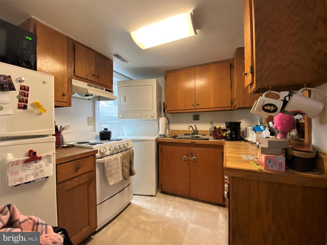 Primary Photo - 1409 Charles St