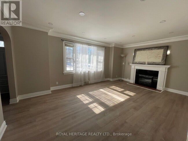 Building Photo - 1052 King St E