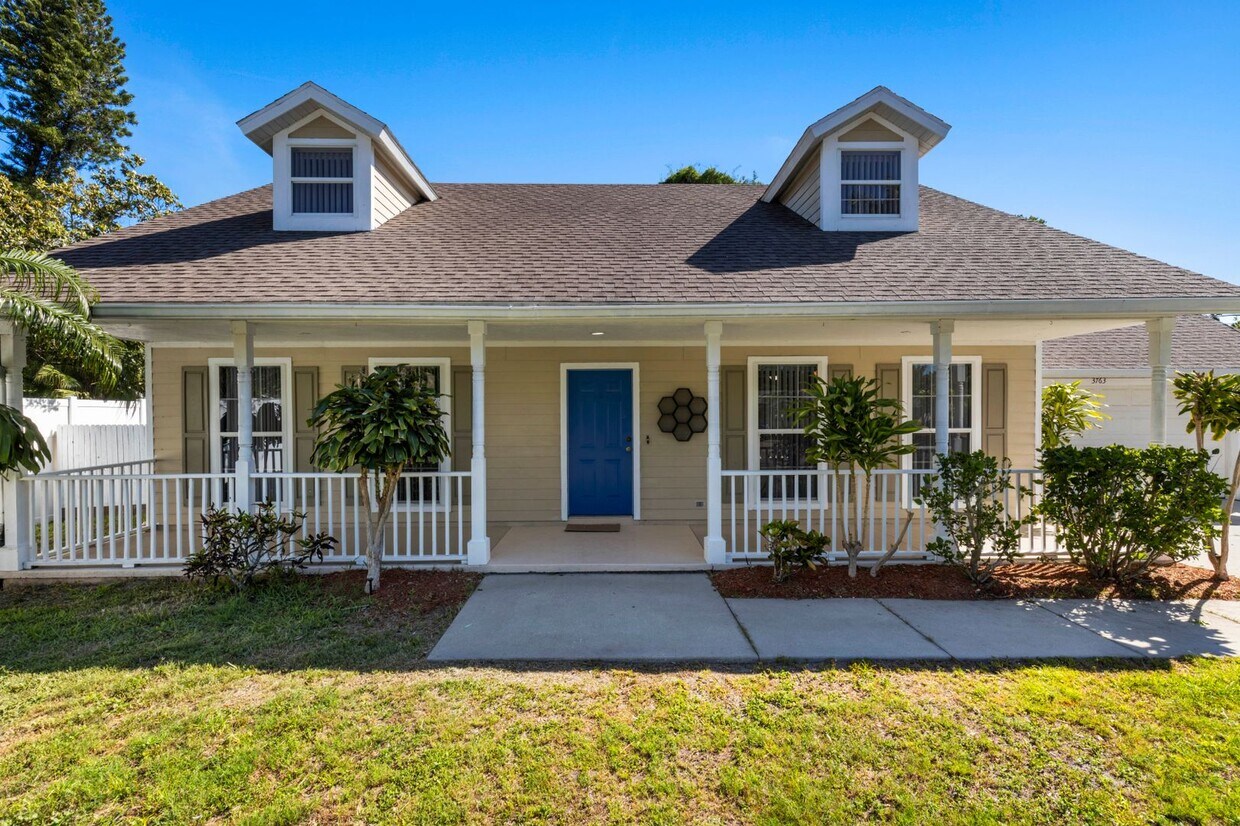 Foto principal - Charming Renovated 4BR/3BA Single Family Home