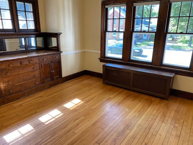 Building Photo - 4-Bedroom, 1.5-Bath Home Just A Few Blocks From Downtown