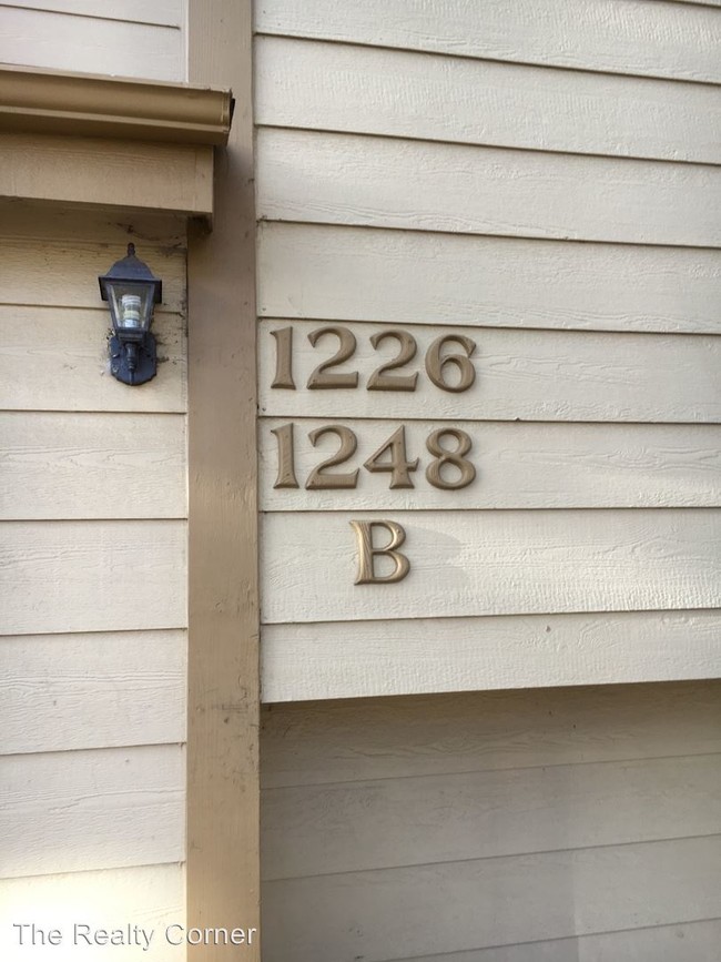 Building Photo - 1240 Firefly Cir
