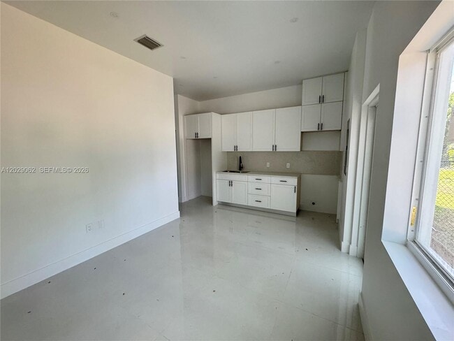 Foto del edificio - 135 NW 60th St