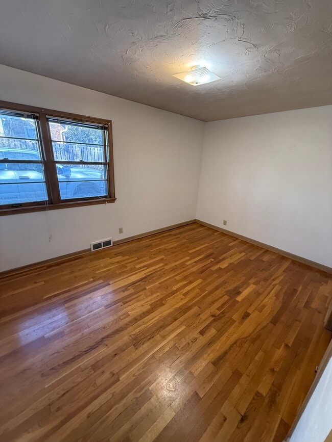 Main bedroom - 3480 Woods Ave