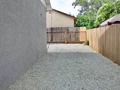 Building Photo - 374 Beagle Ln