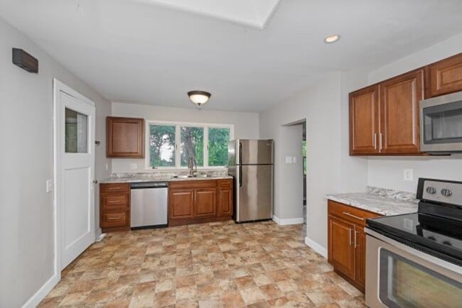 Building Photo - 602 E Upham Rd