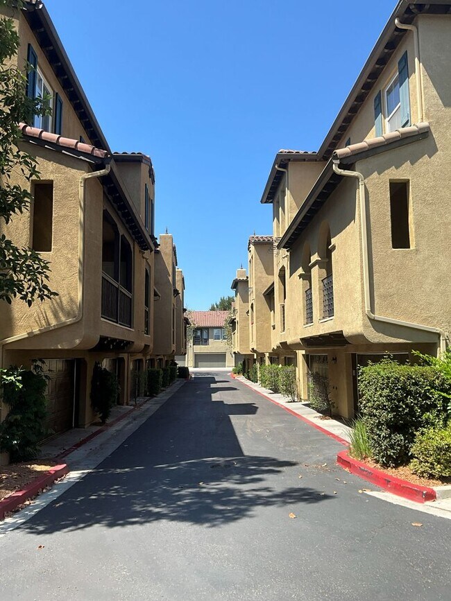 Building Photo - Newly Remodeled 4 Bedroom Townhome in Torrey Highlands - END UNIT