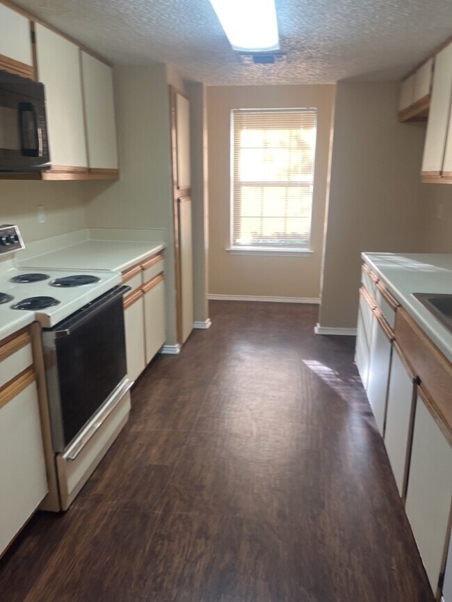 Building Photo - Corner lot Townhouse with yard! fireplace,...