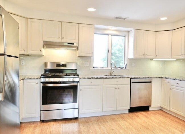Building Photo - 120 Farwell St