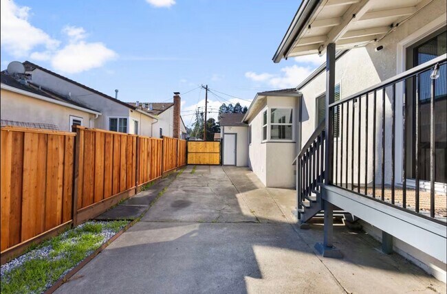 Building Photo - Furnished One Bedroom Cottage in Castro Valley