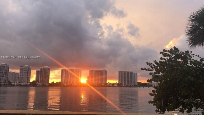 Foto del edificio - 17878 N Bay Rd