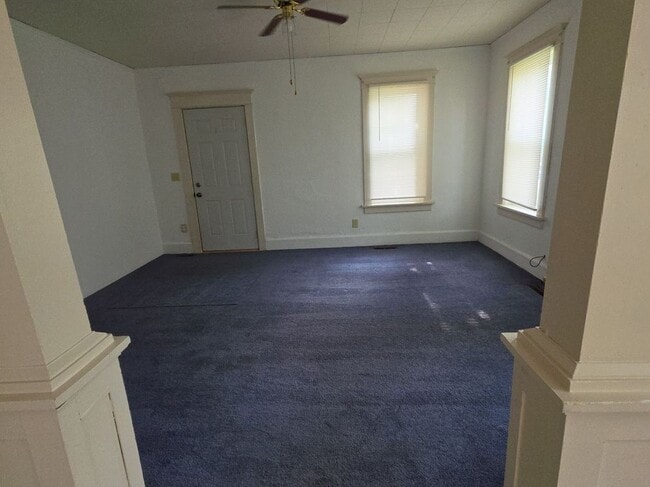Building Photo - 427 N Oak Ave
