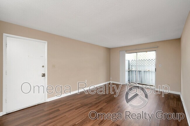 Building Photo - 425 Oakwood Ave