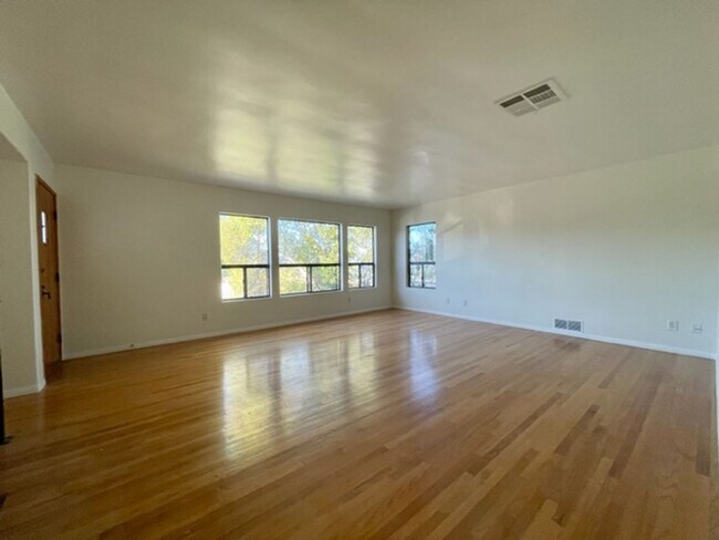 Foto del edificio - Spacious Two Story Home with West-Facing v...