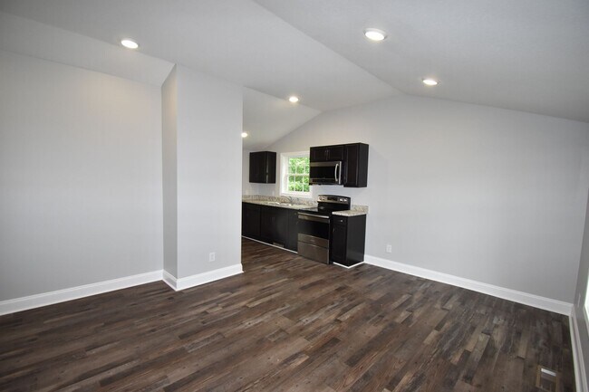 Foto del edificio - 2 Bedroom Home For Rent Near APSU!