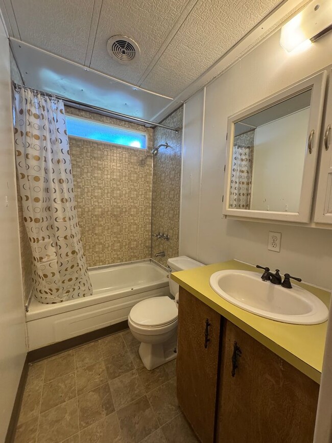 Foto del edificio - 3 bedroom, 2 full baths and large yard!