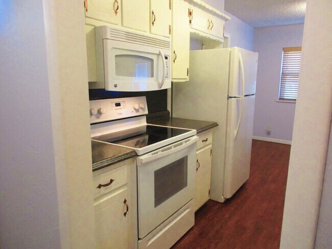 Building Photo - Super Clean 3 Bedroom 1 1/2 Bath House