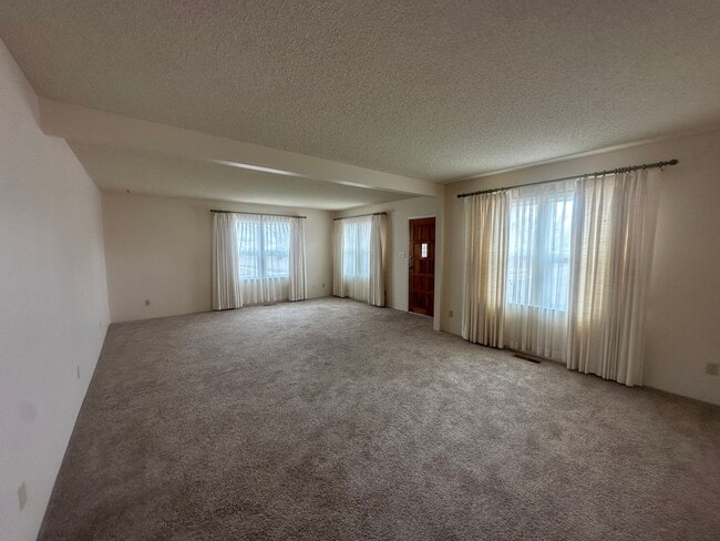 Building Photo - Large  two bedroom, two bathroom, pet frie...