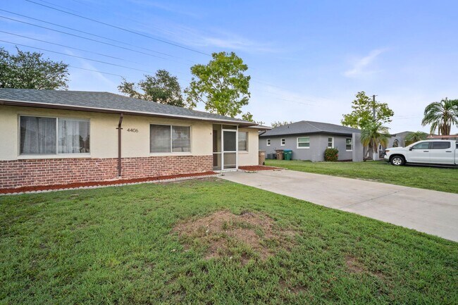 Foto del edificio - Beautiful 2-bedroom, 2-bathroom apartment, perfectly located in Cape Coral