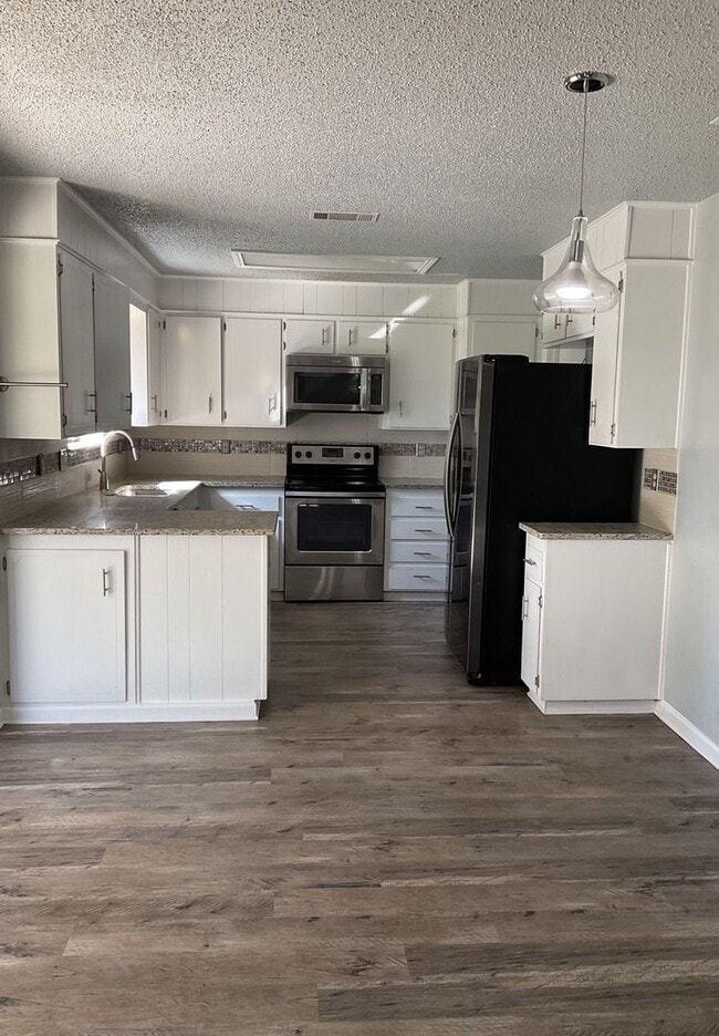 Foto del edificio - PRICE DROP - NEW IN MANAGEMENT - AVAILABLE...