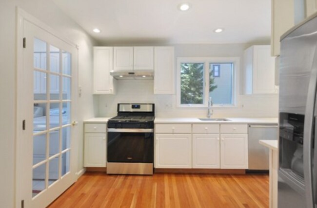 Building Photo - 81 Oak Ave