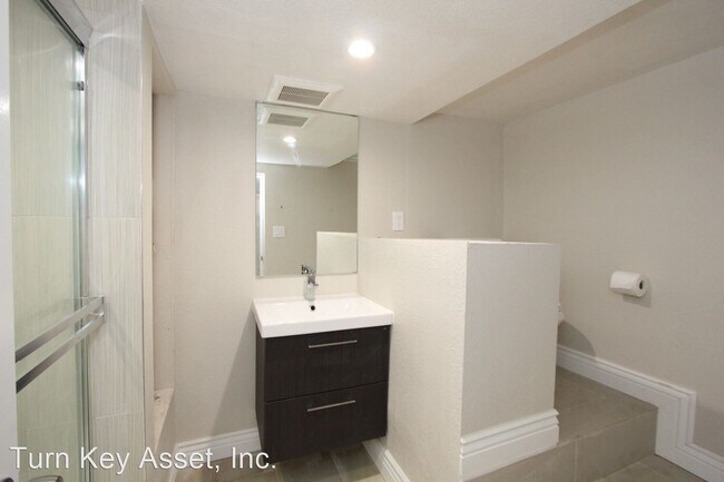 Building Photo - 2 br, 1 bath House - 674 N. 4th St