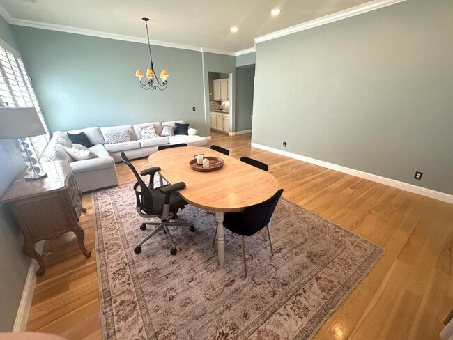 Foto del edificio - Gorgeous single story with Pool!