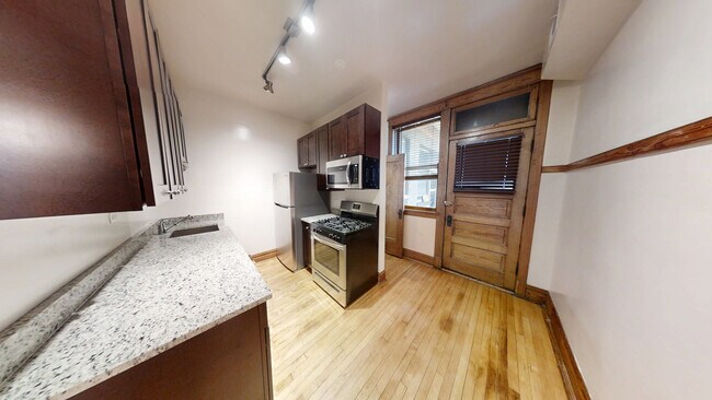 Foto del edificio - 3765 N Lakewood Ave