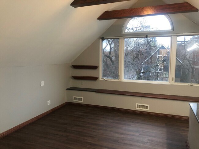 Building Photo - 1059 W Wrightwood Ave