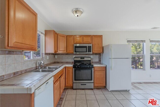 Foto del edificio - 4821 Topanga Canyon Blvd