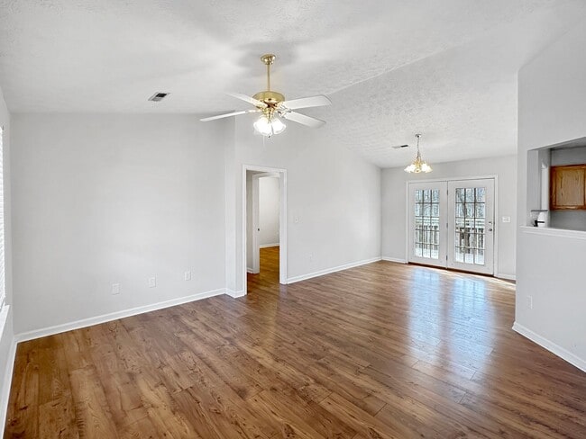 Building Photo - Charming ONE LEVEL 3BR 2BA home with 2 car garage!