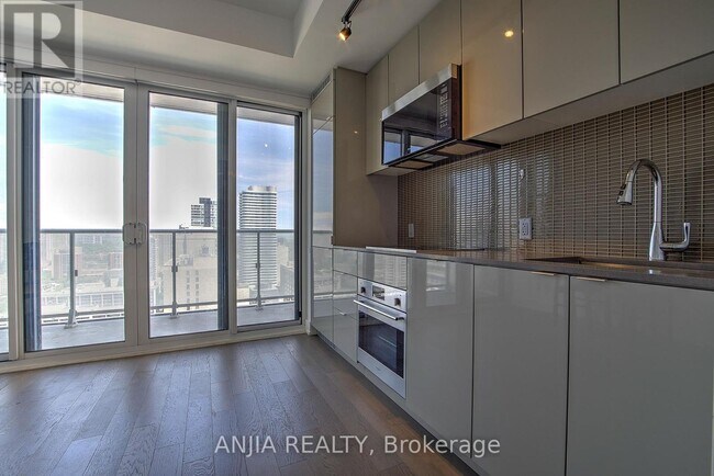 Building Photo - 7 Grenville St