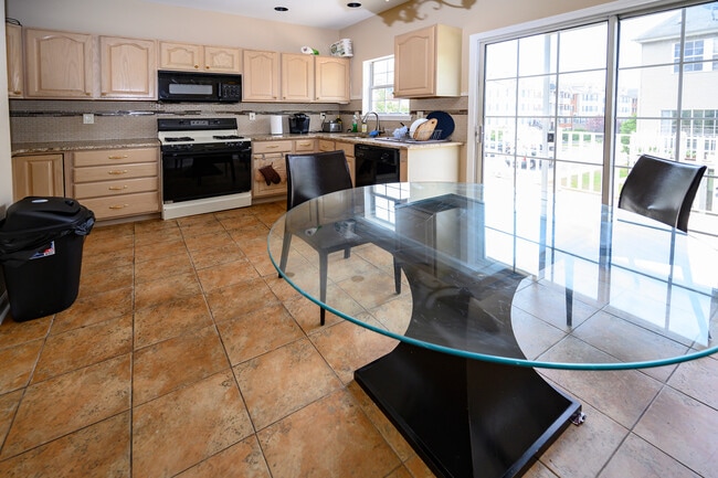 Building Photo - 236 Warren St