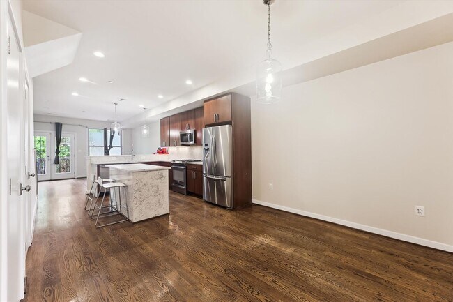 Foto del edificio - Marvelously Modern 3br/3bth home in Mount ...