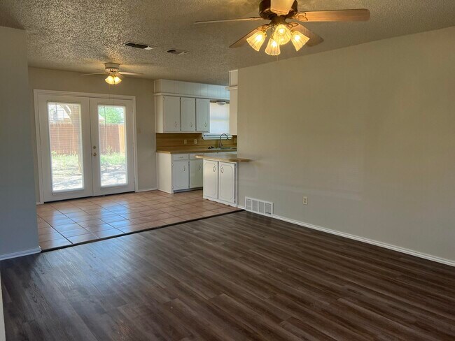 Foto del edificio - 1615 Bryan Ave