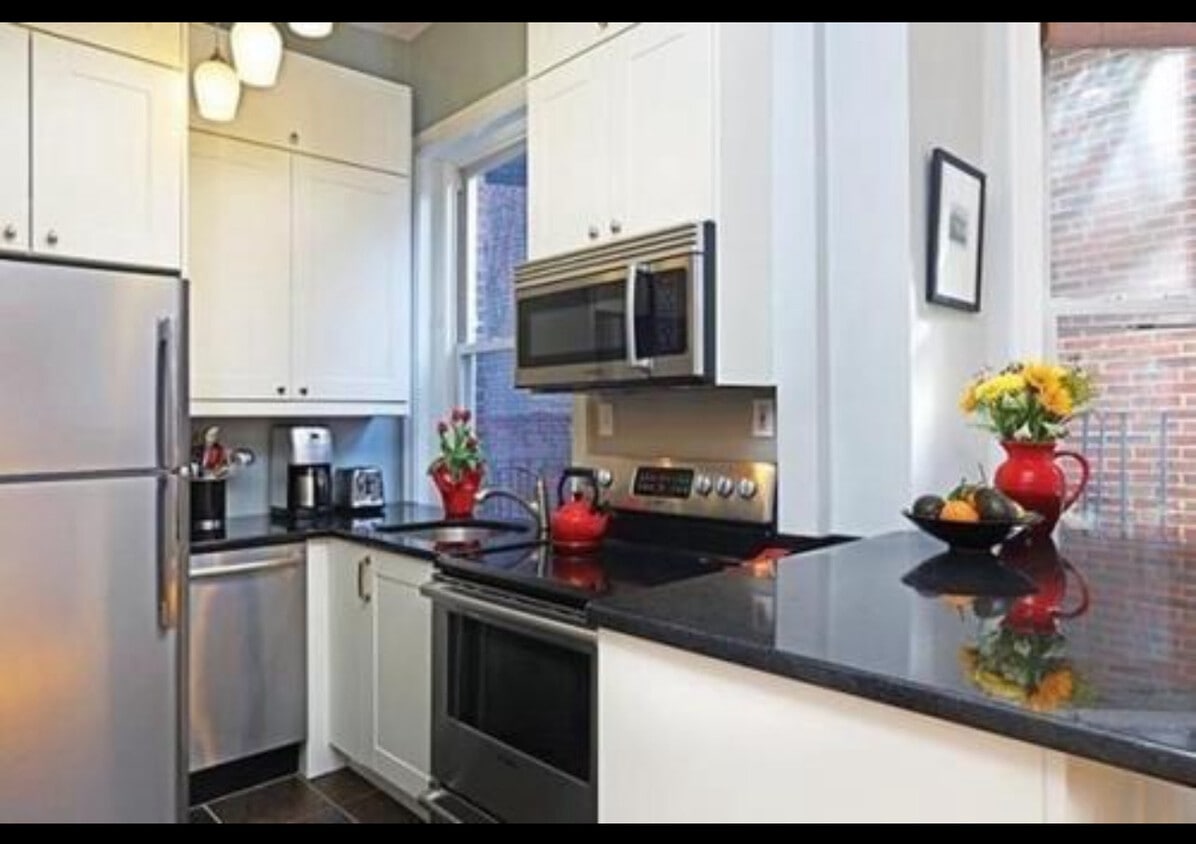 Building Photo - 127 Pinckney St