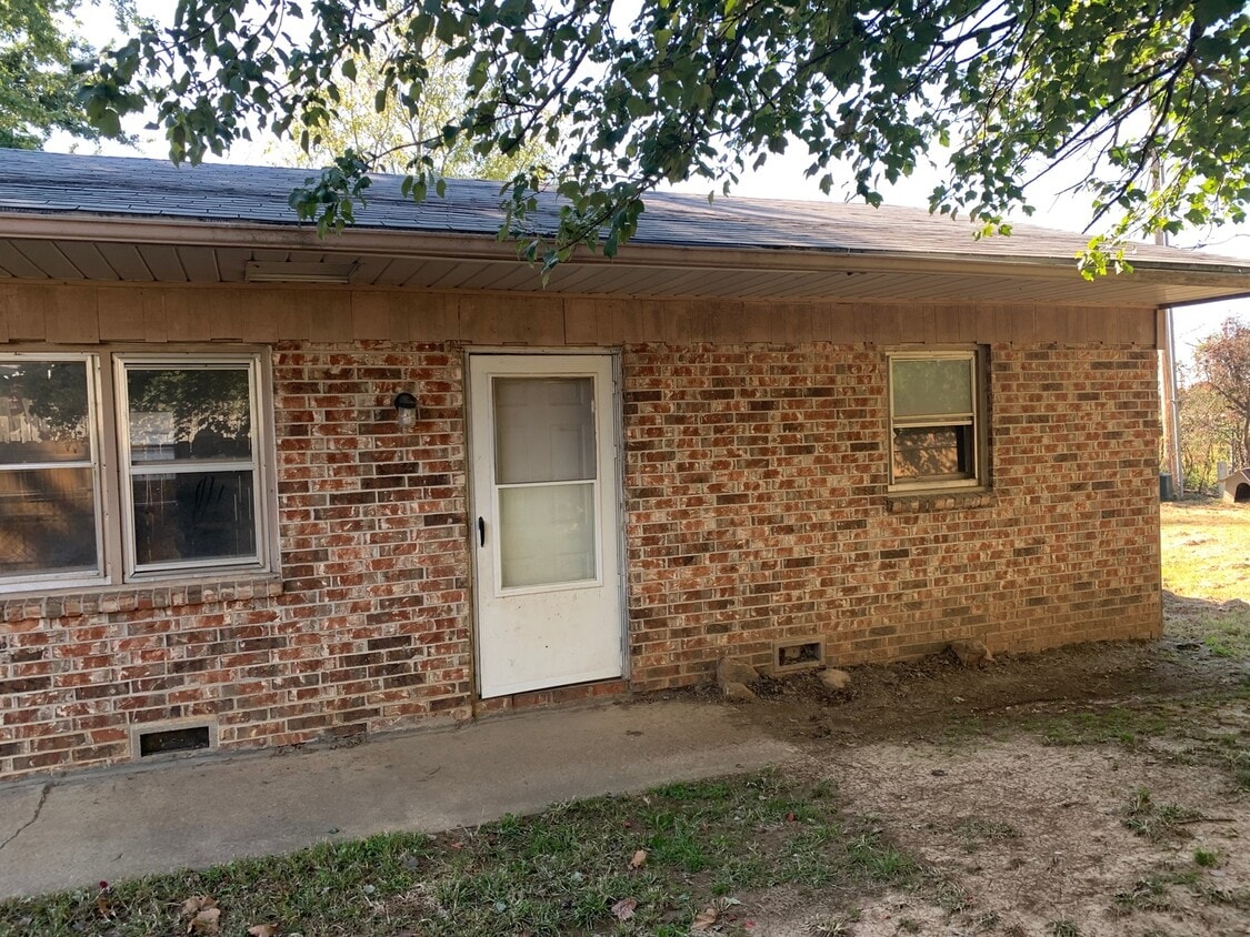 705 Black Oak Unit 705 W. Black Oak St. 2, Strafford, MO 65757 Room