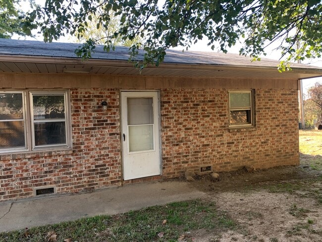 Building Photo - 705 Black Oak