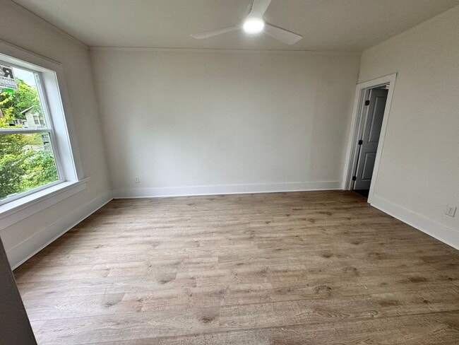 Building Photo - Freshly remodeled duplex available for rent!