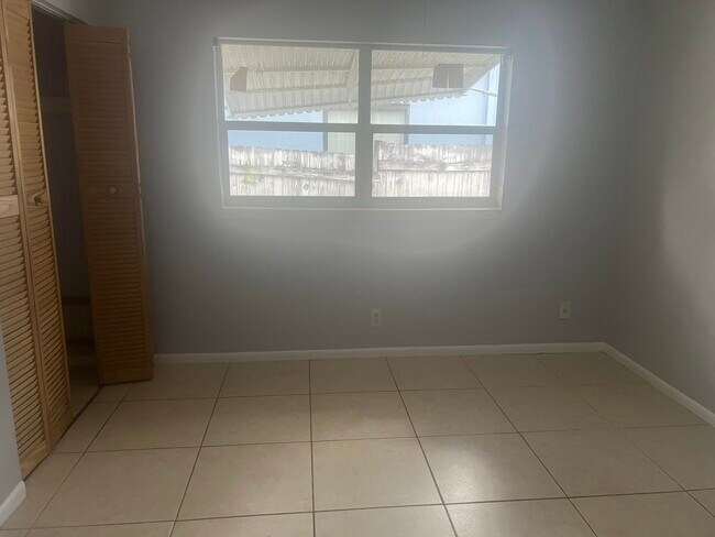 Foto del edificio - 2073 E Bond Dr