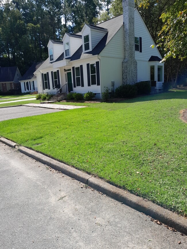 Building Photo - 2301 Willow Creek Ct E