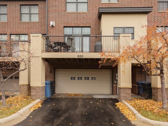 Building Photo - 835 River Mews Ct