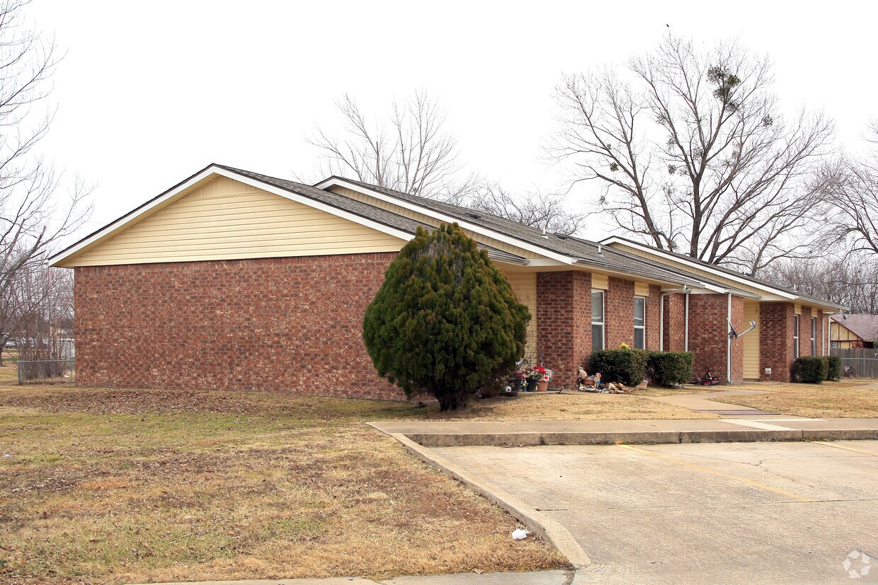 Primary Photo - Green Briar Apartments