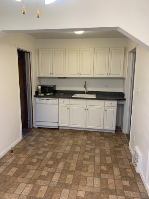Building Photo - 2410 Chandler Ave