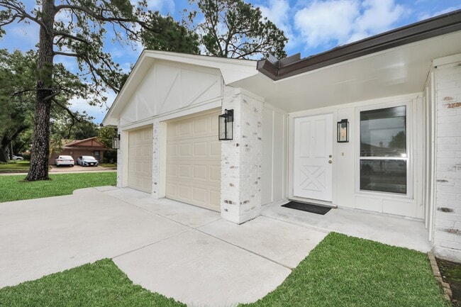 Building Photo - 7403 Shady Arbor Ln
