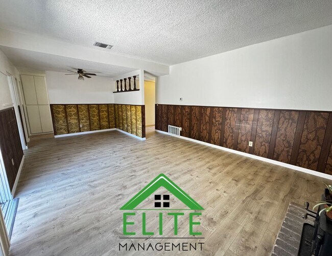 Foto del edificio - **Spacious 5-Bedroom Home with Modern Upgr...