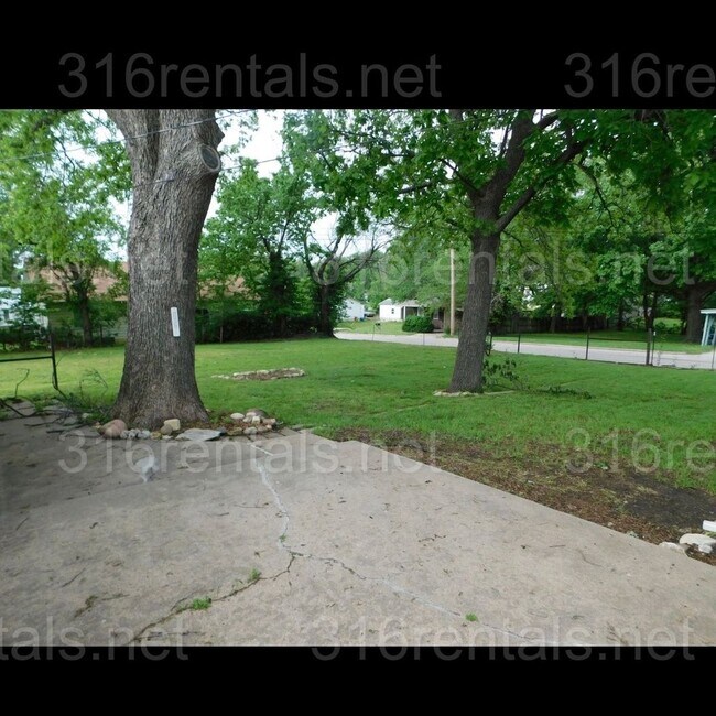 Building Photo - Cozy 2 bedroom home on corner lot!