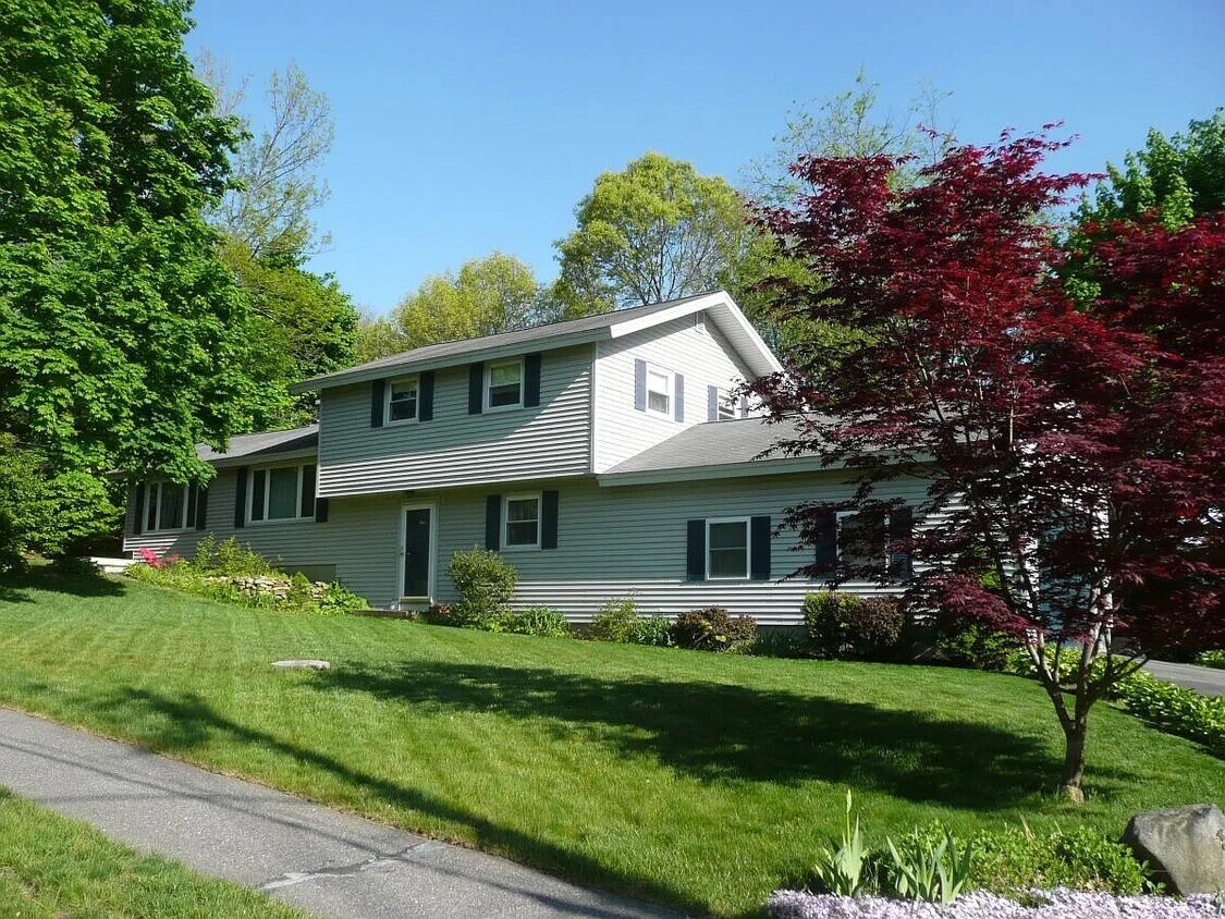Primary Photo - 1 Cayuga Dr