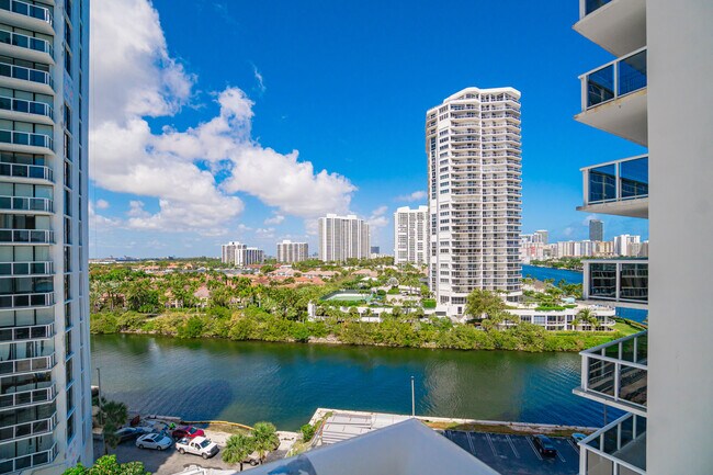 Foto del edificio - 20515 E Country Club Dr