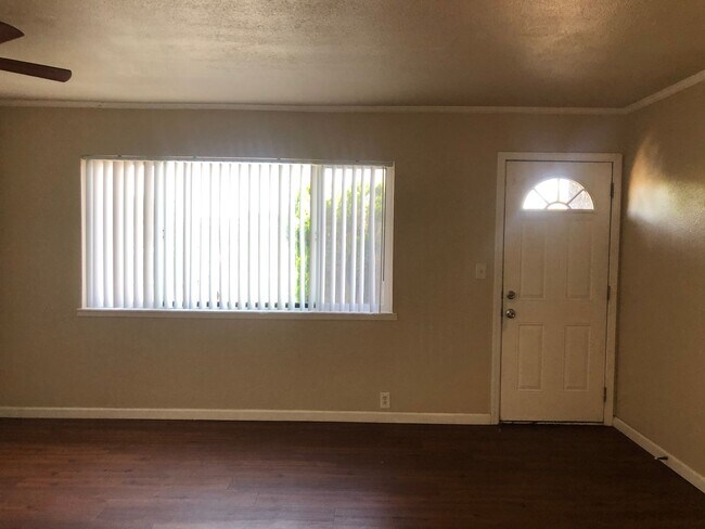 Foto del edificio - 1397 E Cypress Ave