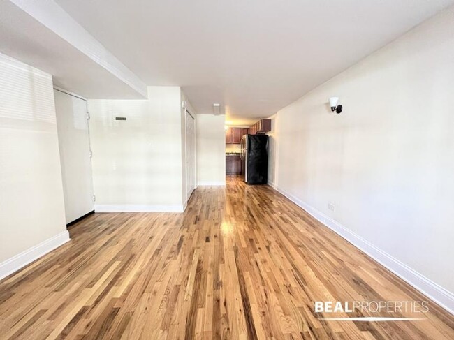 Foto del edificio - 0 bedroom in CHICAGO IL 60610